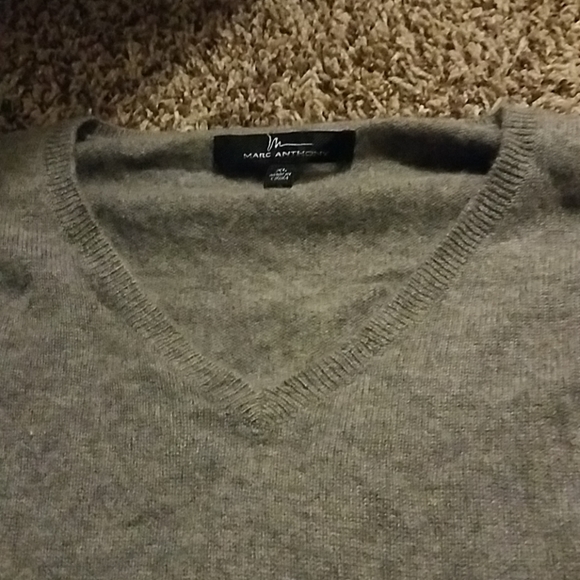 Mens super soft v neck Marc Anthony sweater - Picture 2 of 4